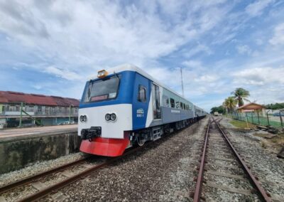 Set keretapi penumpang JKNS di landasan menuju stesen